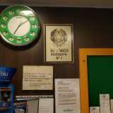 L�insegna blu e bianca � recente, ma all�interno � conservata quella pi� antica, un tempo presente all�esterno